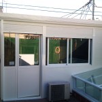 Cerramiento exterior: techo sandwich fijo, ventanas y puertas de aluminio.