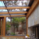 Terraza acristalada con techo fijo de cristal.