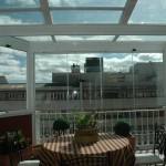 Acristalamiento de terraza con cortina y techos fijo de cristal.. -1